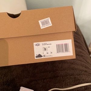 Black Ugg’s fluff slides